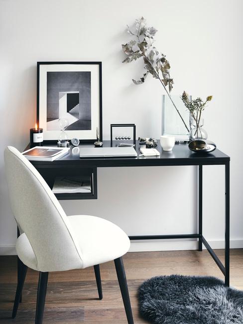 zwart bureau met een beigestoel met zwarte poten