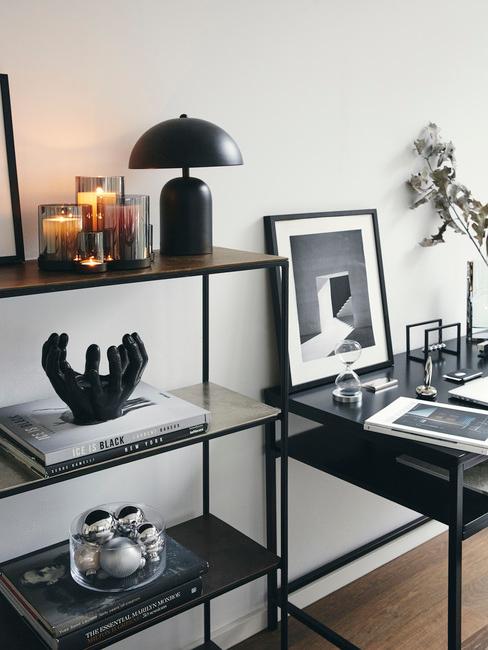 zwarte wandkast met zwarte lamp en zwarte bureau