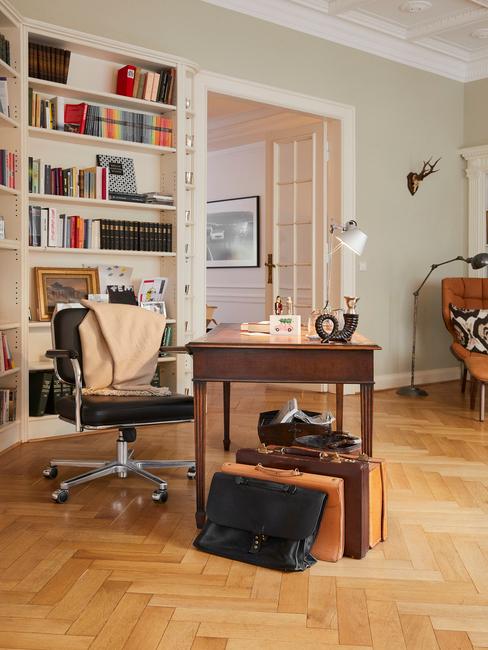 houten bureau met een zwarte bureaustoel