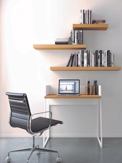 houten bureau met houten planken en zwarte leren bureaustoel