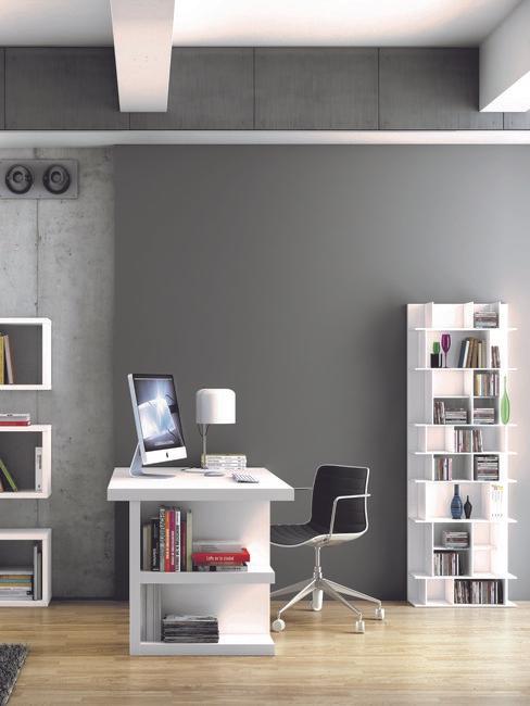 wit bureau met een macbook en zwarte stoel