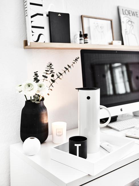 wit bureau met een imac en zwarte vaas