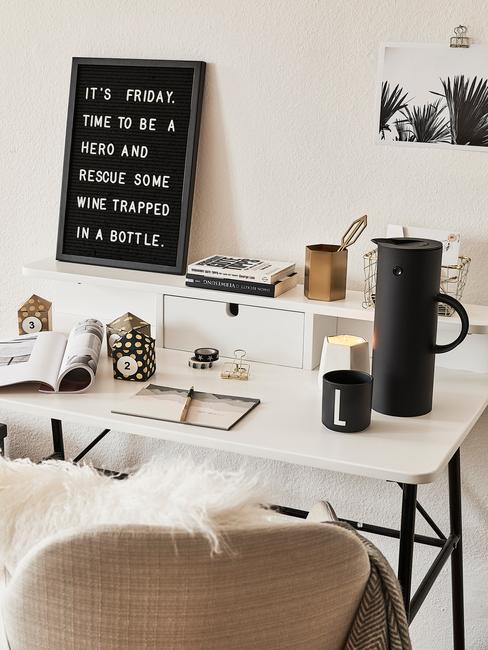 wit bureau met een beige stoel en zwarte mok