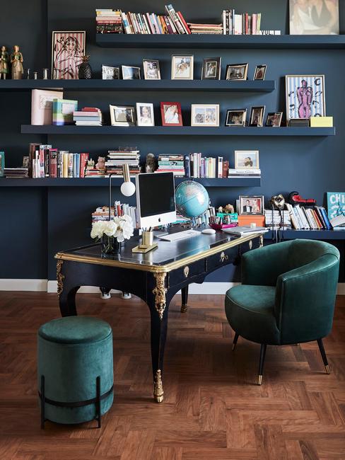 zwart bureau met een groene stoel en groene poef