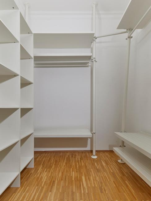 Inloopkast die nog ingericht moet worden