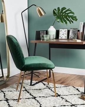 houten bureau met smaragdgroene stoel, speigel en accessoires