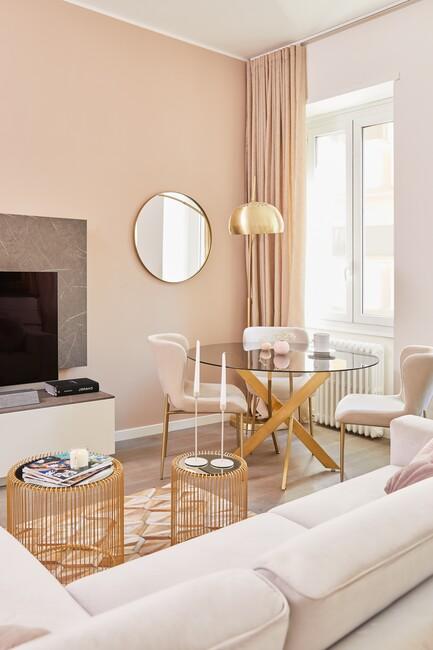 woonkamer met pasteltinten en gouden accessoires