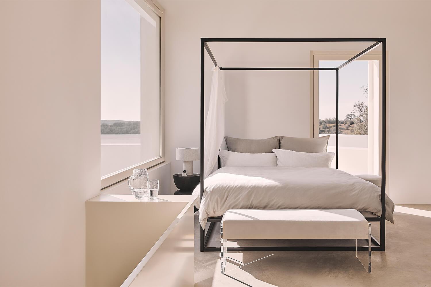 Eenvoudig hemels slaapkamer met hemelbed