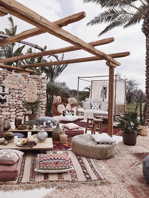 Inbiza stijl tuin inspiratie met bamboe meubels