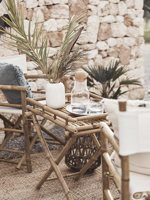 Inbiza stijl tuin inspiratie met bamboe stoelen en kleine tafel