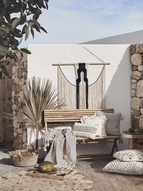 Boho style muur in achtertuin met rotan meubels