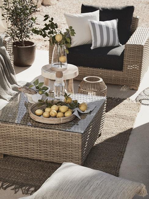 Tuinmeubels landelijke stijle met citroenen op bijzettafel in schaal