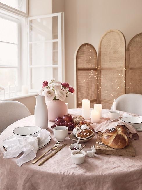 Boho tafelsetting met woonkamer afscheiding zachte roze accessoires met witte tafel en stoelen