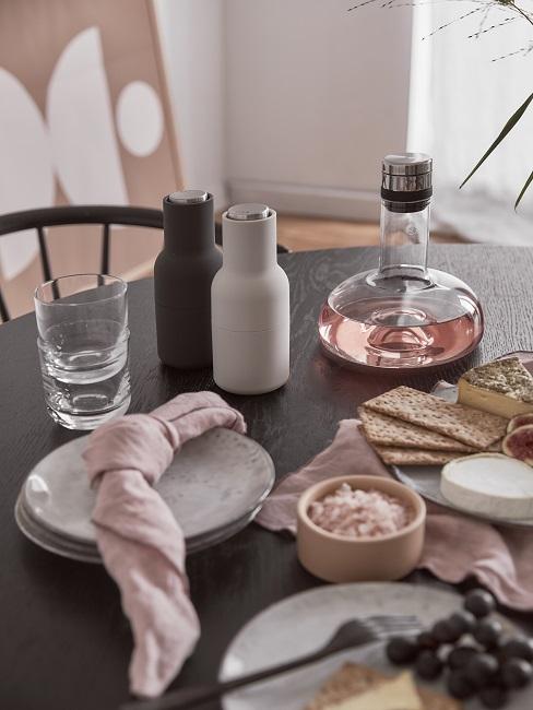 Borreltafel van hout met peper en zout stel