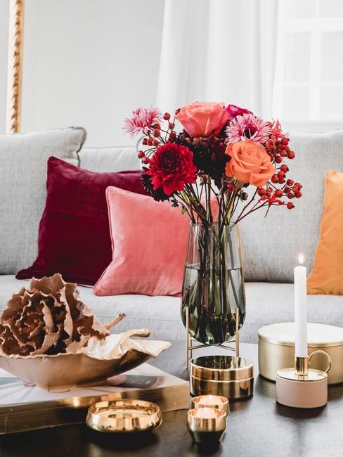 Bos bloemen op salontafel in de kleuren rood oranje en oud roze