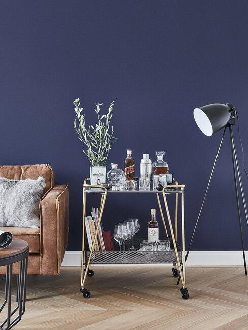 bar cart met industriele lamp