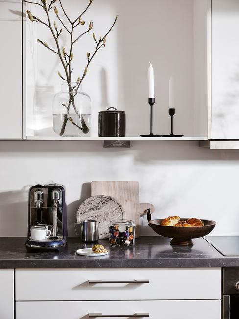 koffie machine in witte keuken
