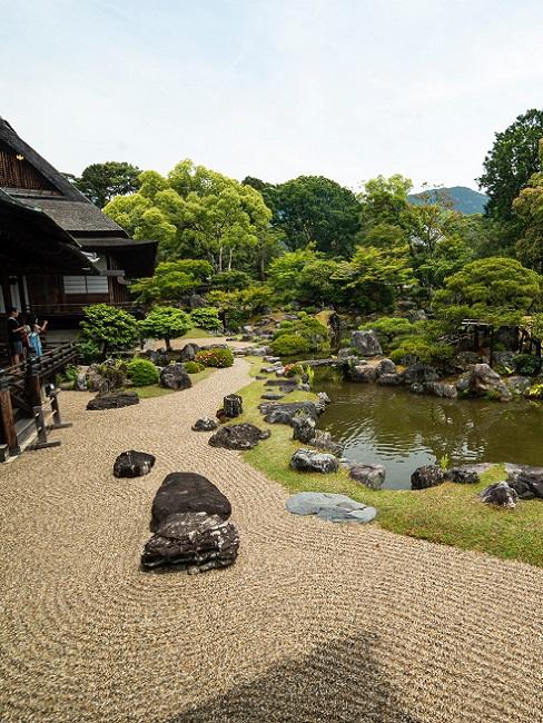 Japanse tuin met pad en rivier
