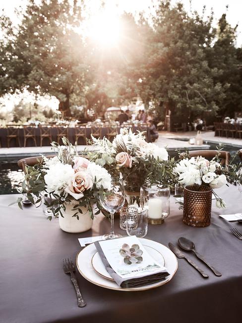 Gedekte tafel met serviesset en bloemen