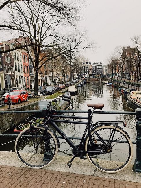 fiets op brug aan gracht