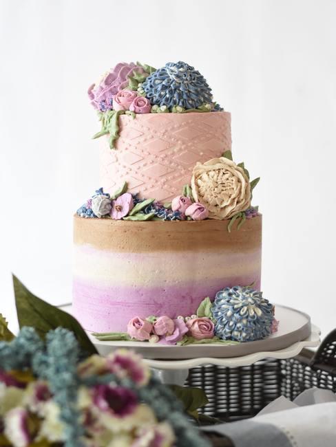 Bruidstaart pastelkleuren met hortensia's