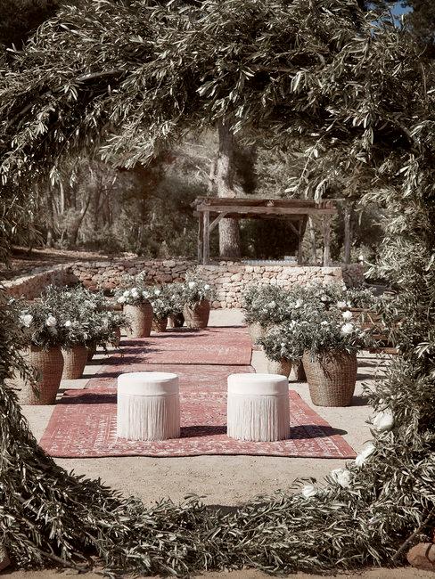 Bohemian bruiloft heading Bohemian bruiloft ceremoniet setting met backdrop