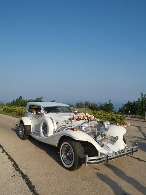 Witte auto met bruiloft decoratie