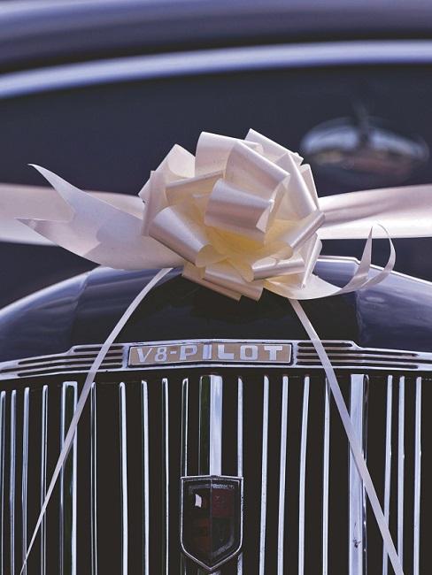 Bruiloft decoratie op de auto