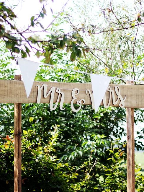 Decoratief bord met de tekst "Mr & Mrs" in boho-stijl