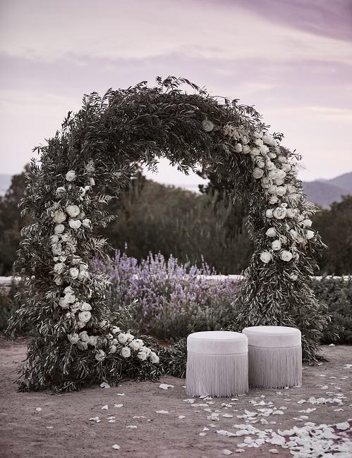 Bruiloft decoratie gemaakt van bloemen naast de poef