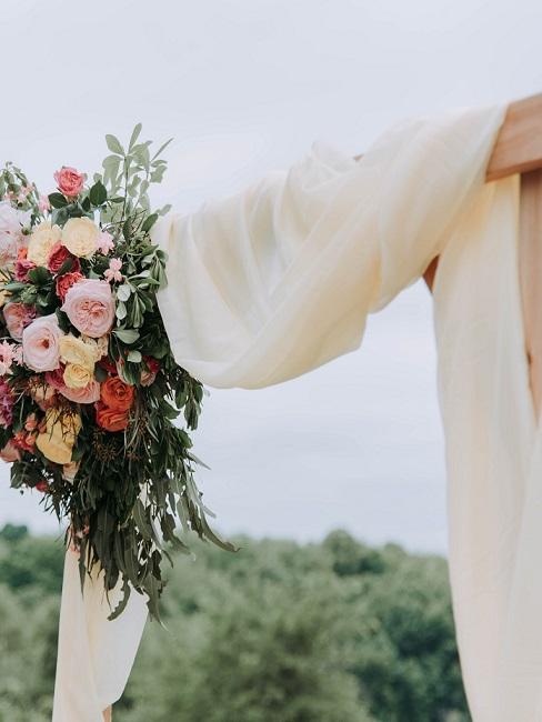 Huwelijksdecoratie op houten frame in boho stijl