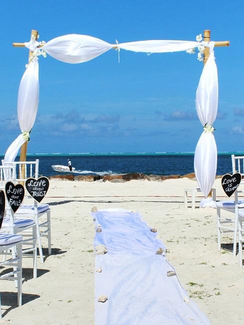 Witte strand bruiloft decoratie