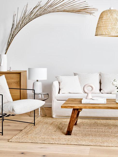 rsz_westwing_collection_hussensofa_mila_final_140 witte bank met een houten tafel en beige stoel met zwarte poten