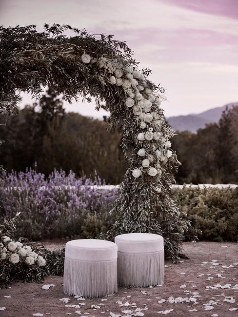 Header backdrop Backdrop bloemenkrans met twee poefjes