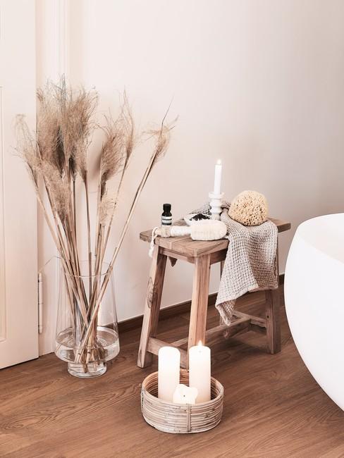 Feng shui badkamer met houten kruk en wit bad