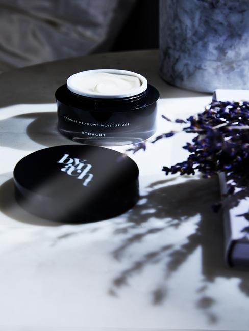Feng-Shui-Badkamer: met marmer en een zwart beautyproduct