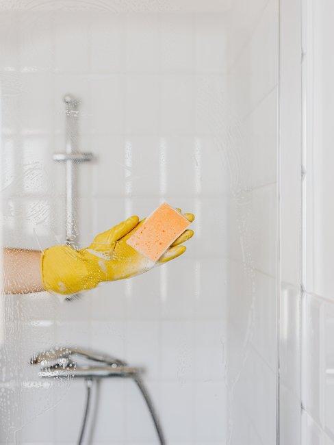 douche wassen met spons in gele handschoenen