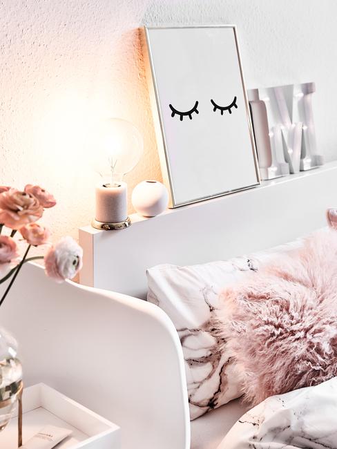 Complete babykamer met bed in wit en roze accessoires
