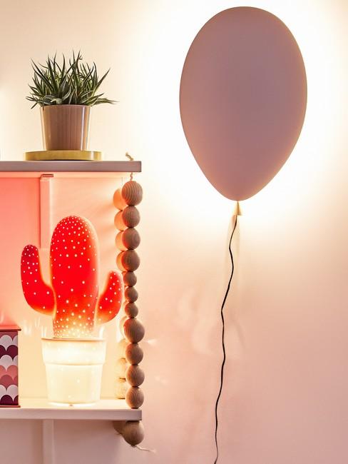 Close-up meisjeskamer met roze ballon, plantenpot en lamp in de vorm van een cactus