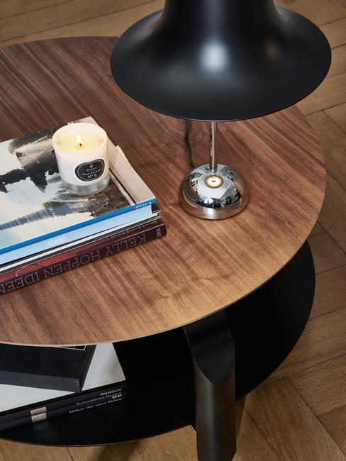 Salontafel van donker hout met zwarte tafellamp