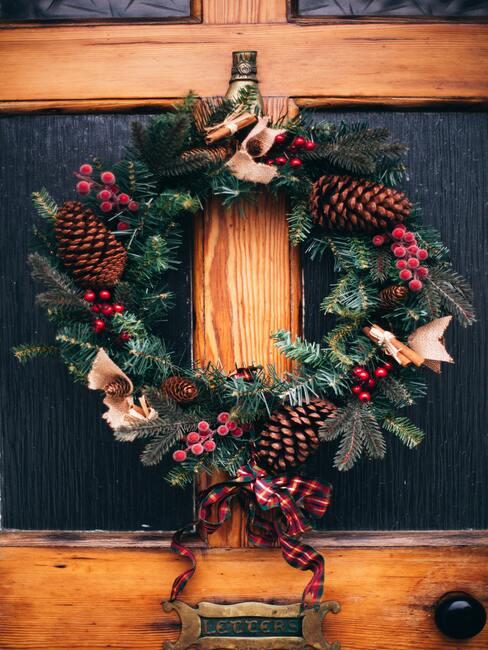 Kerstkrans op houten deur