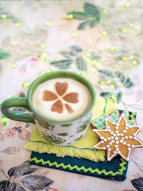 Aromatische koffie met melk bestrooid met kaneel