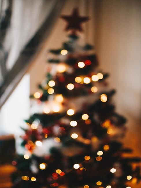 Rijk versierde kerstboom met lichtketting