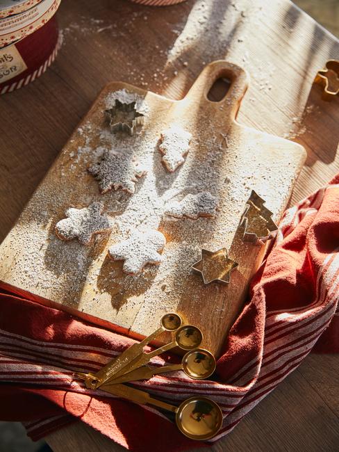 Kerst ontbijt ideeën: versgebakken koekjes op een houten snijplank