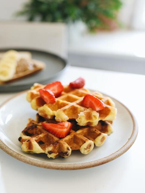 Wafels met aardbeien op een porseleinen bord