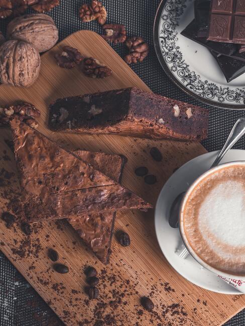Heerlijke chocoladetaart op een houten bord