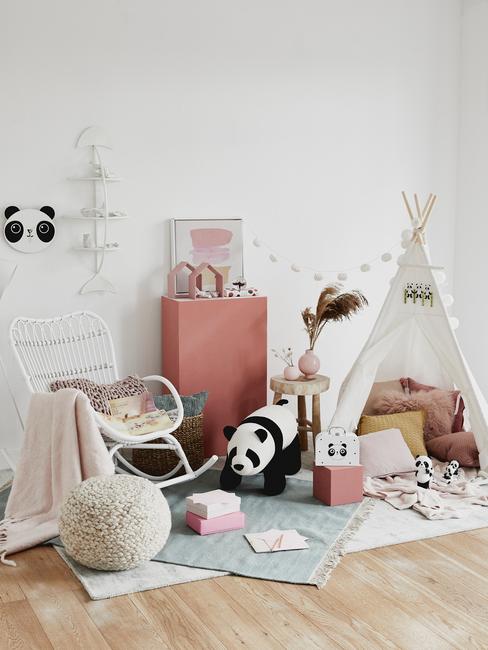Peuterkamer: kinderspeelgoed, panda-knuffel, tipi-tent, zachte vloerkleed, witte schommelstoel
