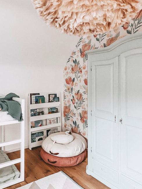 Kinderkamer inspiratie in perzik kleur met witte garderobe en bed