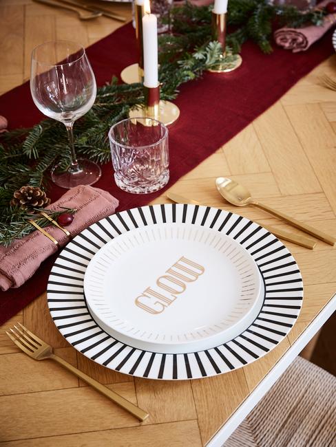 zwart wit servies met goud bestek