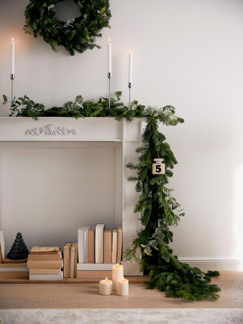 Scandinavisch huis met witte openhaard met kersttakken